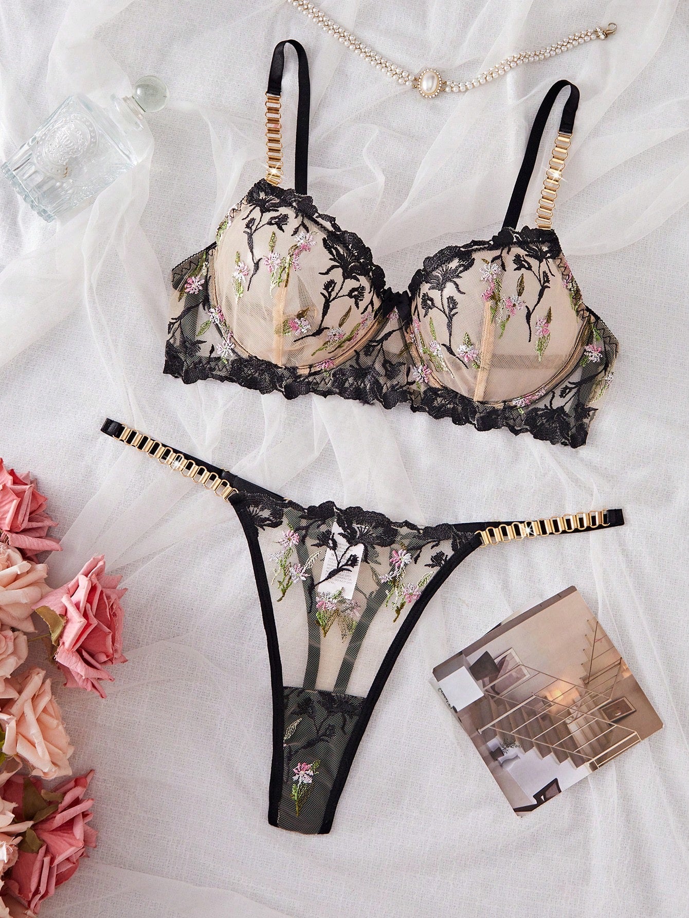 Set de lencería sexy de 2 piezas con top tipo camisole con bordado floral y adorno de cadena, y tanga para mujeres