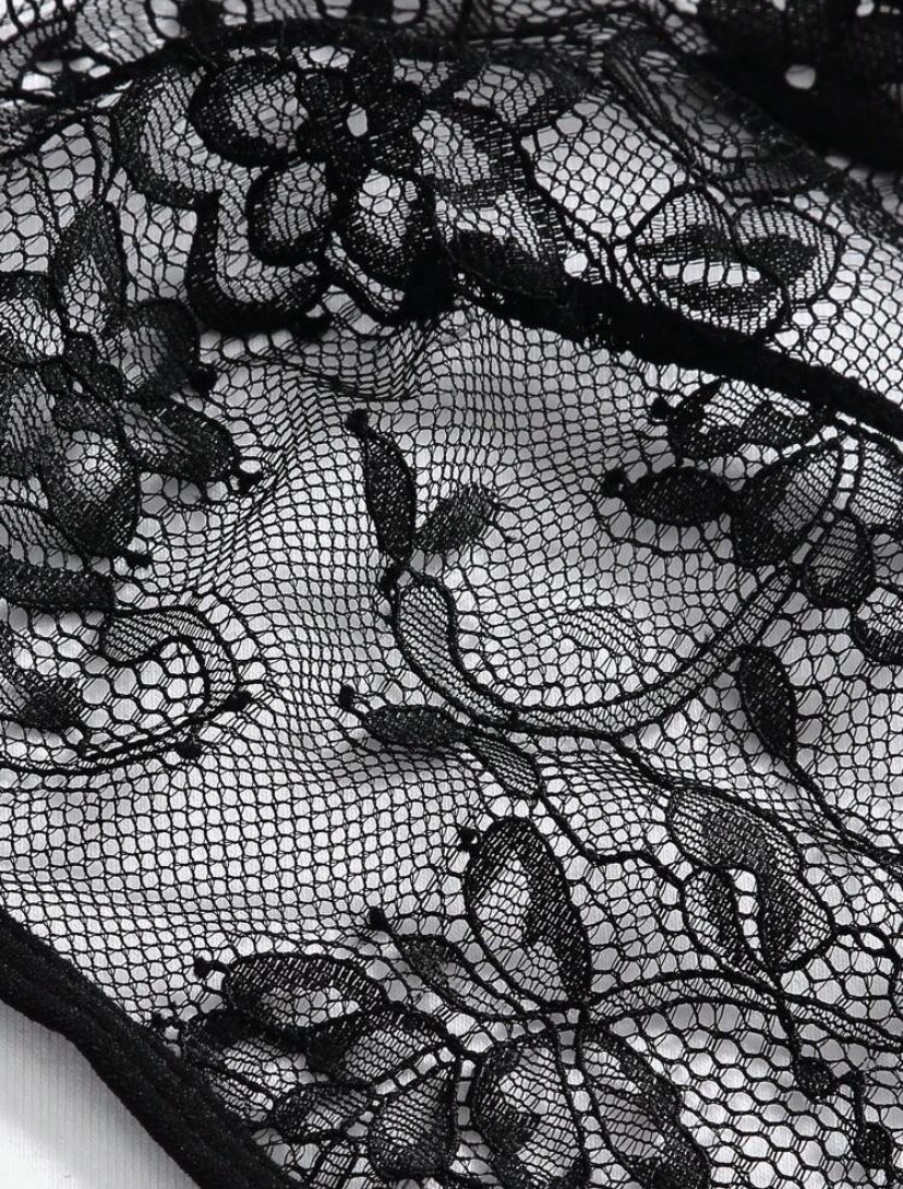 Mono lencero con recortes de encaje floral