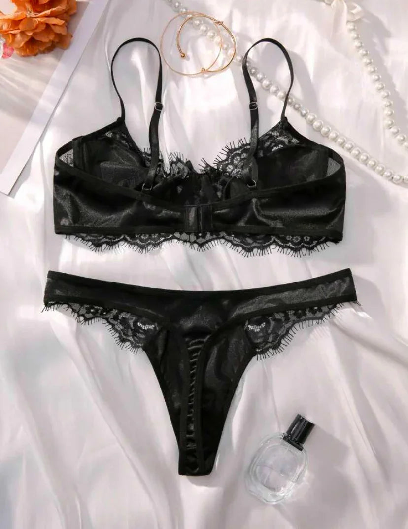 Set de lencería con tanga ribete con encaje de pestaña con lazo delantero con aro