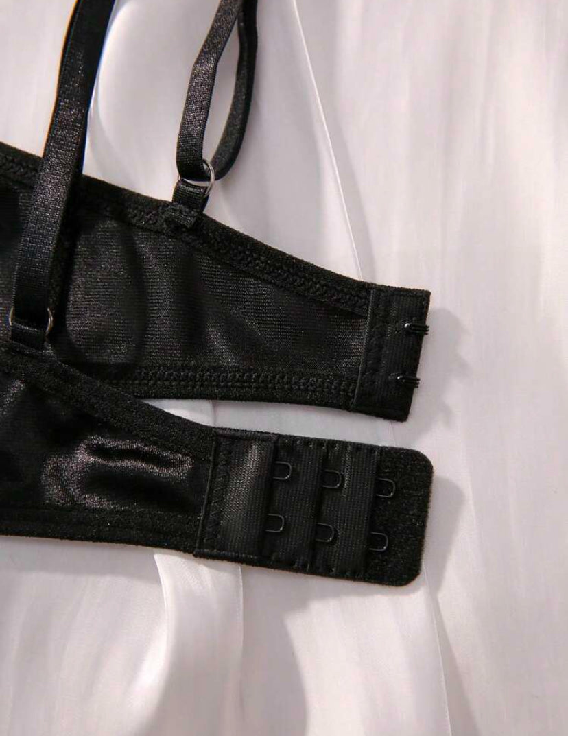 Set de lencería con tanga ribete con encaje de pestaña con lazo delantero con aro