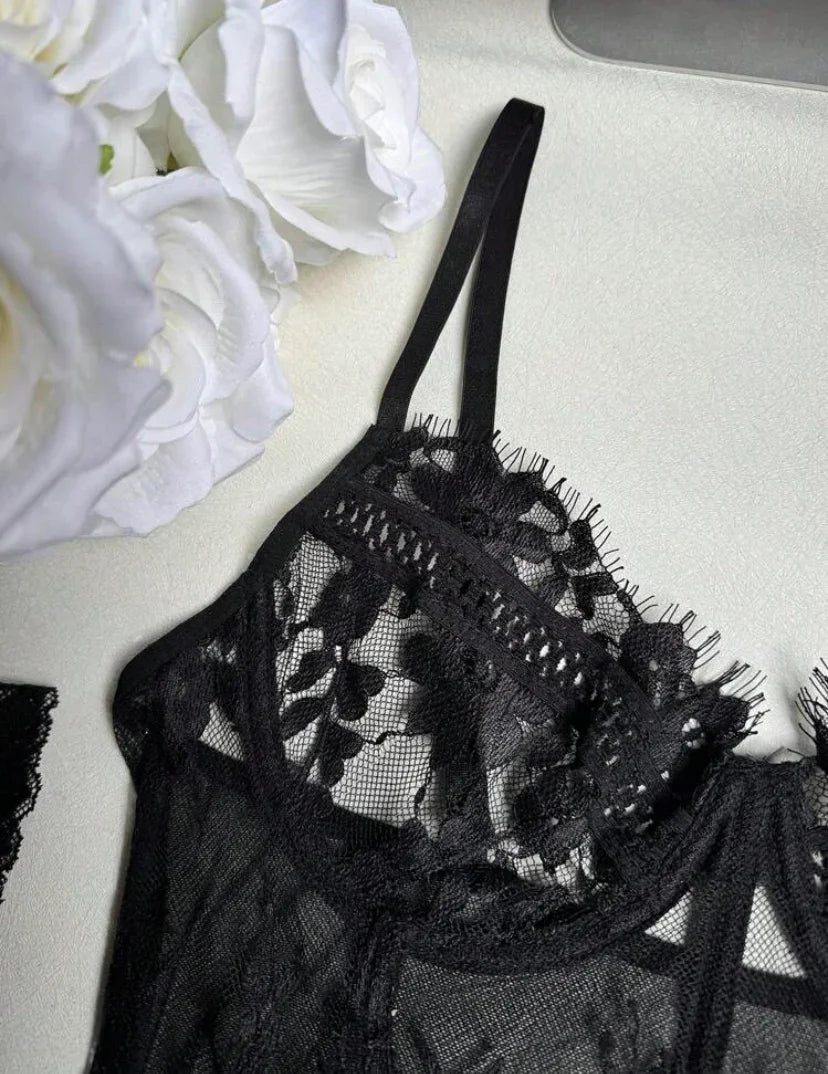 Conjunto de corpiño de encaje y tanga con liguero