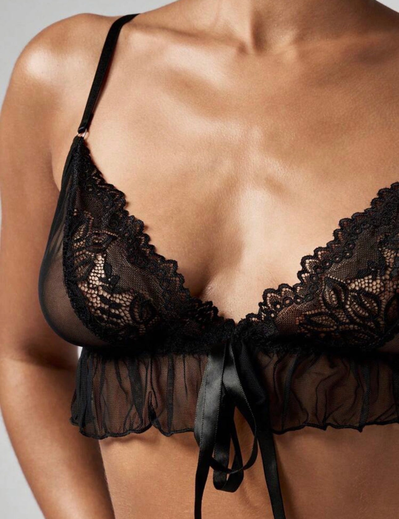 Conjunto de lencería de encaje transparente y delicado con bralette, brassiere de malla fluida con volantes y ajustable