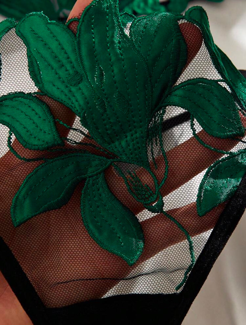 Set de lencería femenina de 2 piezas en color verde bosque con hojas de arce translúcidas
