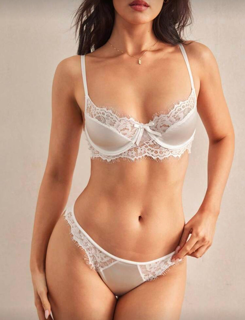 Set de lencería con tanga ribete con encaje de pestaña con lazo delantero con aro