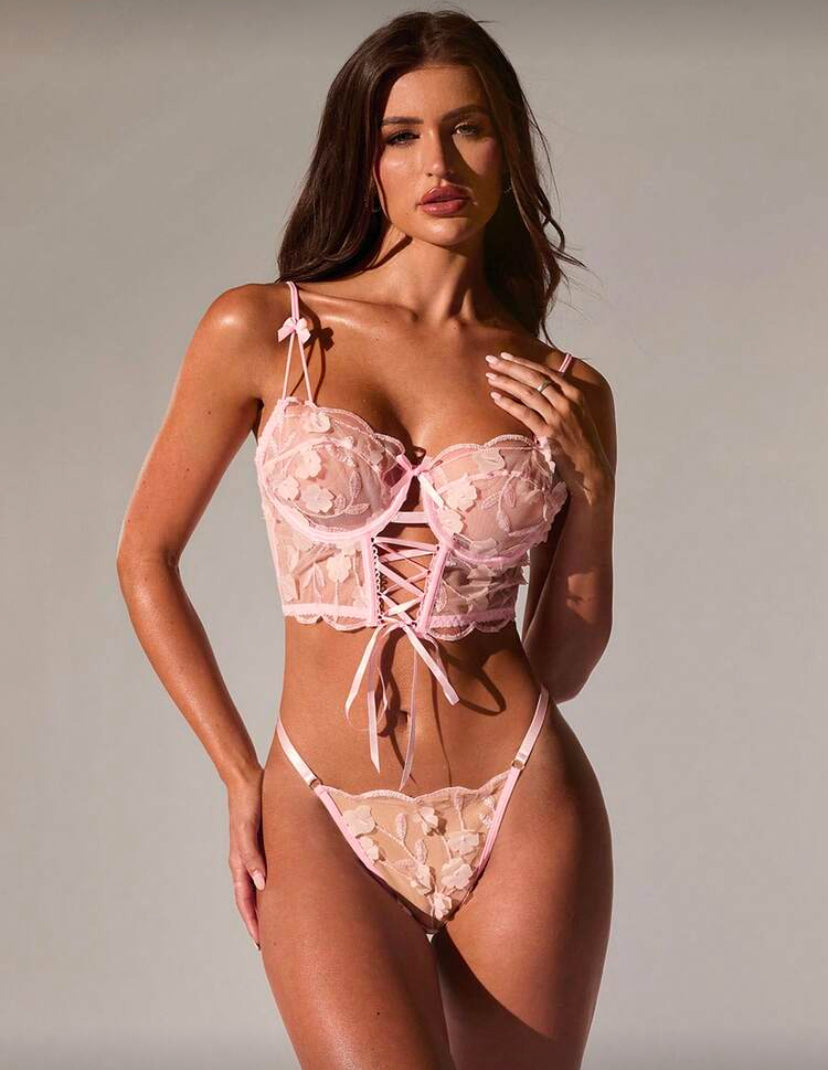 Set de 2 piezas de lencería con sujetador con aros bordado romántico y calado, y tanga a juego