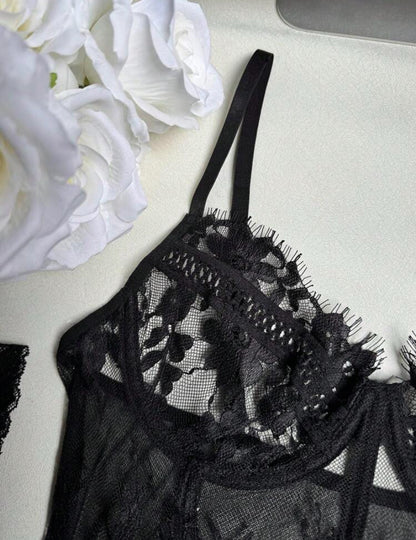 Conjunto de corpiño de encaje y tanga con liguero