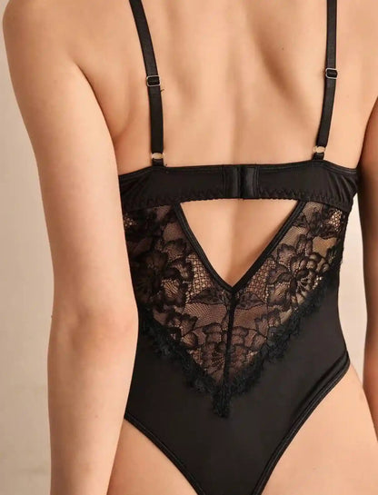 Mono sin espalda con escote profundo en V, encaje transparente y parches, con aros y push-up para mujer