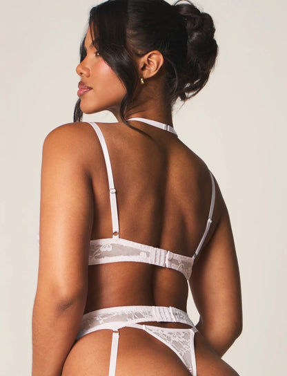 Conjunto de lencería seductora de encaje blanco con sujetador con aros, liguero y medias