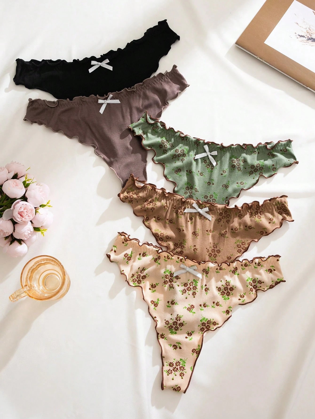 Set de 5 bragas tipo tanga con estampado floral, volantes y tela acanalada sexy