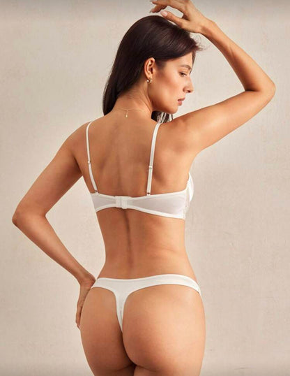 Set de lencería con tanga ribete con encaje de pestaña con lazo delantero con aro